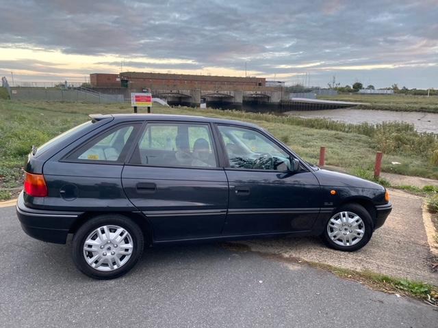 VAUXHALL Astra GLS i 1994 1.4 Petrol Manual Near Immaculate